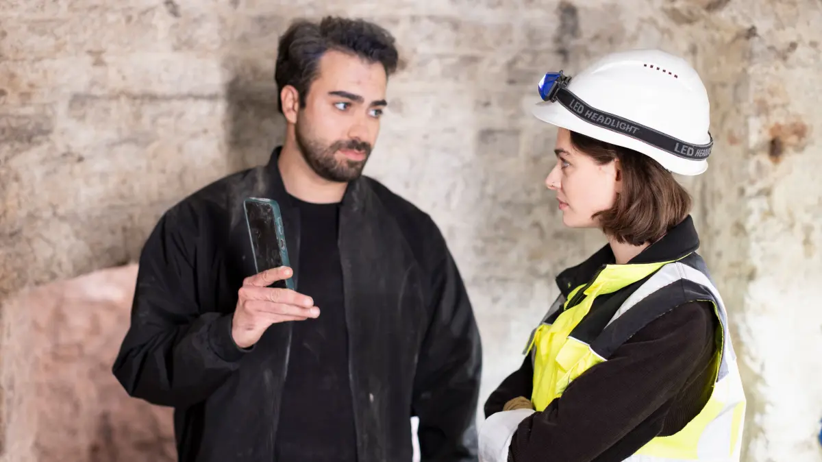 Baris (Metehan Demiröz) möchte die Unbekannte dringend näher kennenlernen. Rechts Larissa (Ilka Mahrholz)