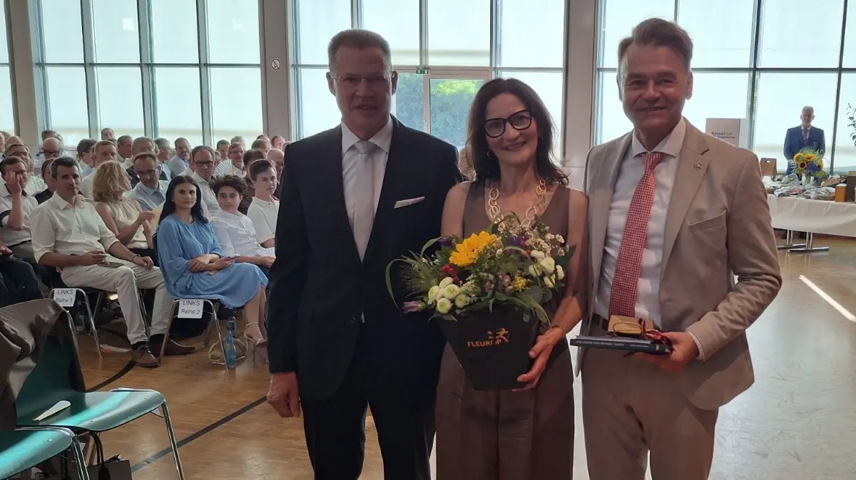 Bei der feierlichen Verabschiedung von Jörg Seibold (rechts) als langjähriger Bürgermeister würdigte Landrat Heiner Scheffold die Leistungen Seibolds für Blaubeuren und die Unterstützung durch seine Frau Dominique Seibold.