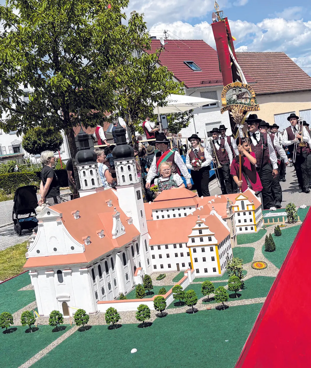 Das Obermarchtaler Kloster im Miniaturformat ist Blickfang beim Festumzug.