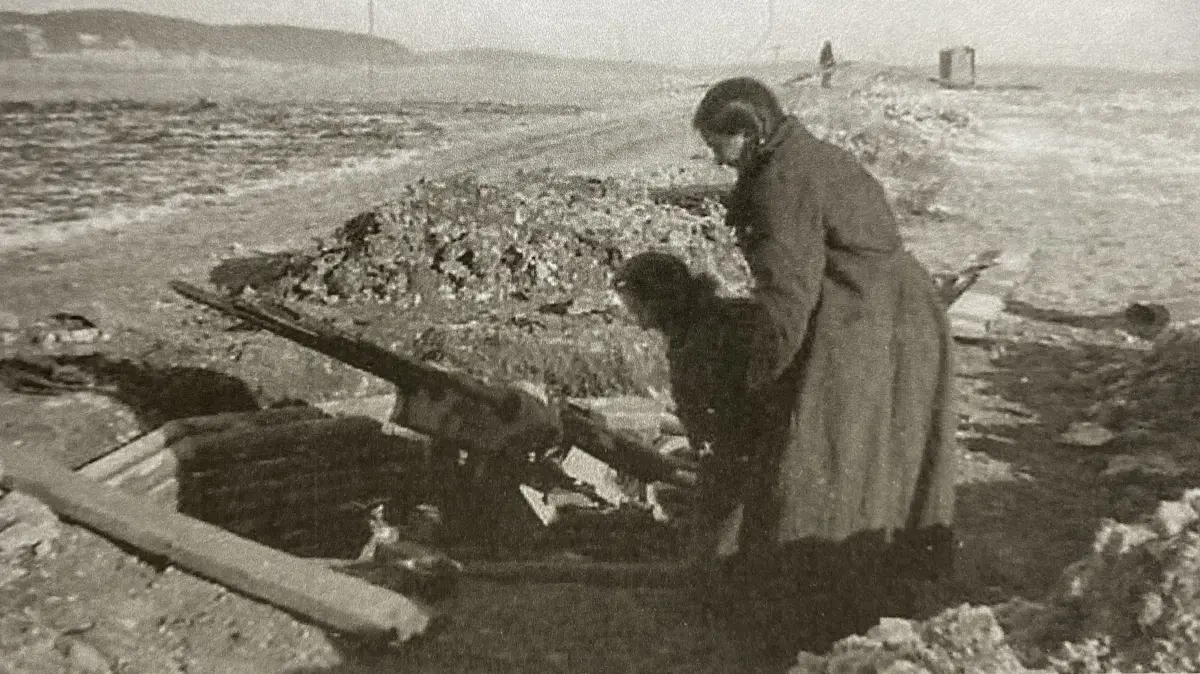 Zwei Frauen in der Flakstellung der Munitionsanstalt Haid auf der Schwäbischen Alb. Viele Mädchen und Frauen wurden während der NS-Zeit zum Kriegshilfsdienst herangezogen.