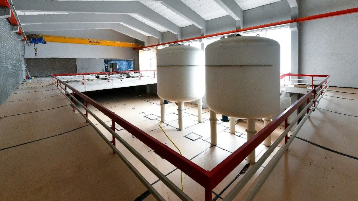Reichlich „ausgemistet“ ist das „Wasserwerk Neidinger Mühle“ im Donautal. Die Umbaumaßnahmen zur Reaktivierung laufen auf Hochtouren. Nur noch zwei der einst sechs voluminösen Wasserfilter sind stehengeblieben. Sie werden für einen anderen Zweck weitergenutzt.