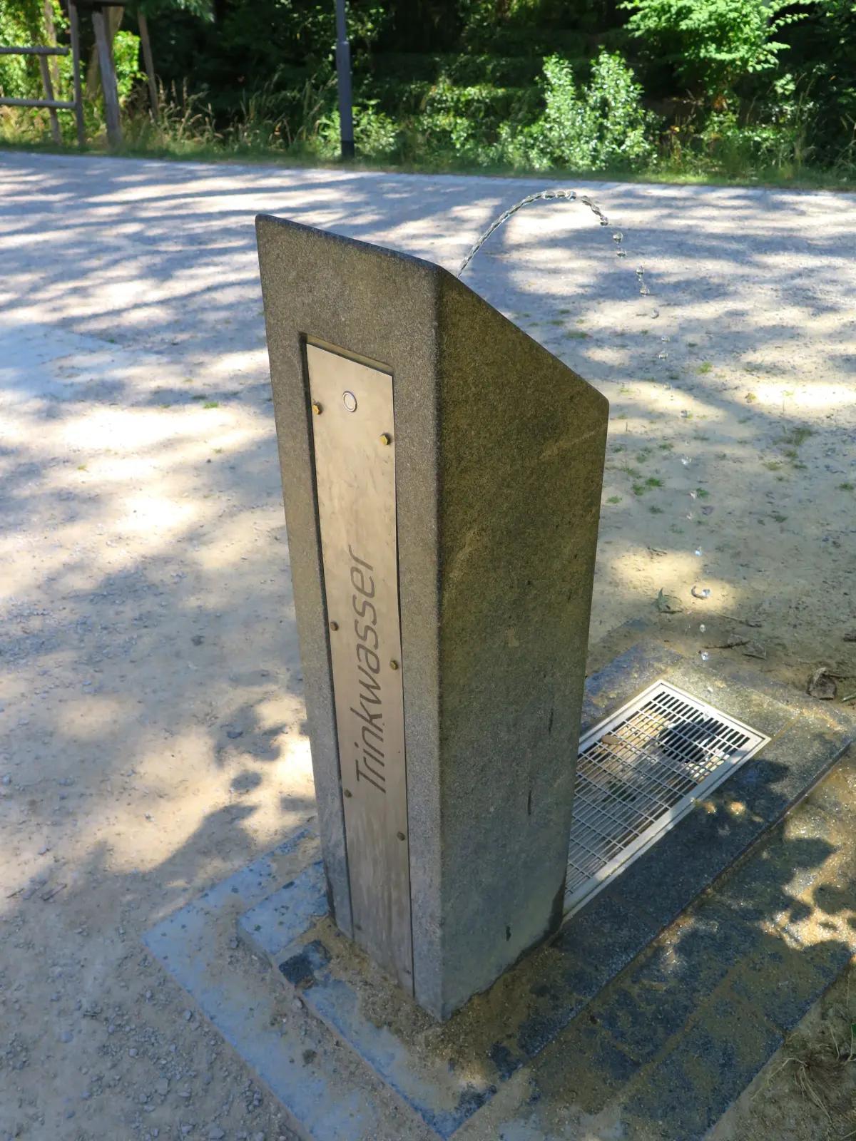 Der Trinkwasserbrunnen in den Schwefelbadgärten.