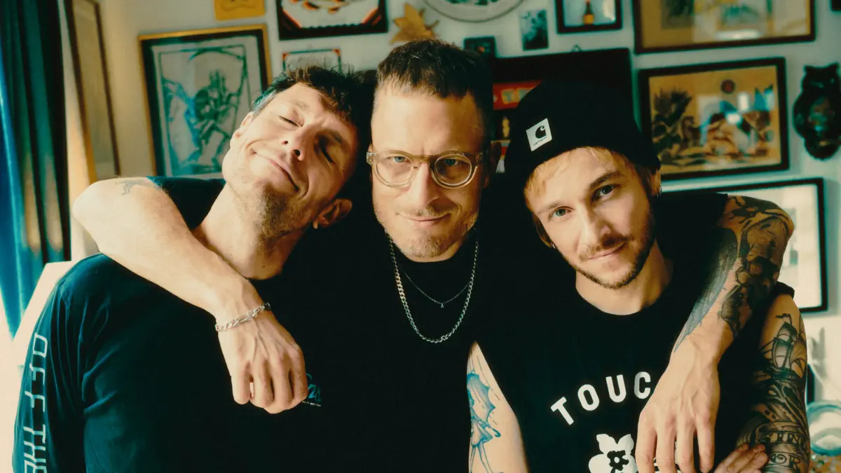"Itchy" feiern dieses Jahr ihr 25-jähriges Bandjubiläum. Am Freitag, 31. Juli, sind sie Headliner beim 40. U&D Festival in Mössingen. Drummer Max Zimmer (mittig) spricht vorab über den Auftritt.