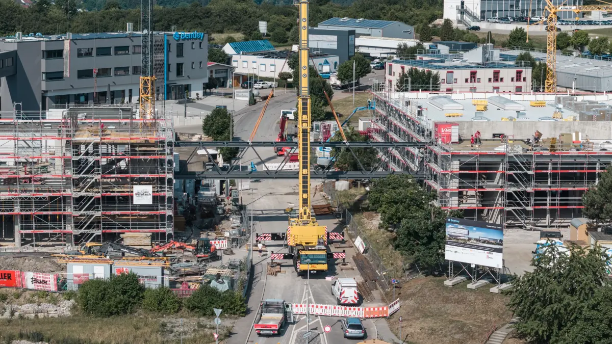 Der Brückenschlag über die Straße Lotzenäcker ist perfekt: Das Medizintechnikunternehmen Bentley verbindet sein künftiges Empfangs- und Bürogebäude "Admin C" mit einer neuen Produktionshalle, die auf dem früheren Best-Freizeitmöbel-Areal in die Höhe wächst.