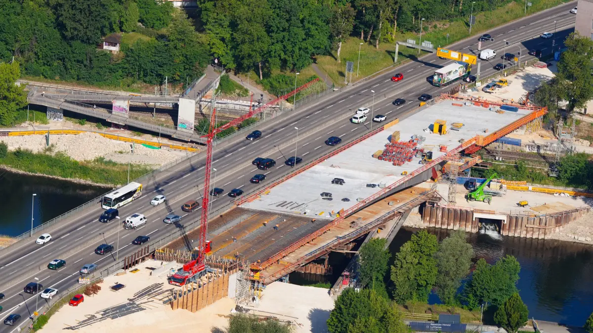 Luftbild der Adenauerbrücke, aktueller Stand der Bauarbeiten