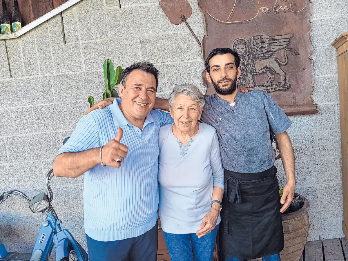 Cristian Gorin (links im Bild) betreibt seine Trattoria seit zehn Jahren erfolgreich in Seißen. Unterstützt wird er in der Küche von Riccardo und derzeit auch von seiner Mutter.