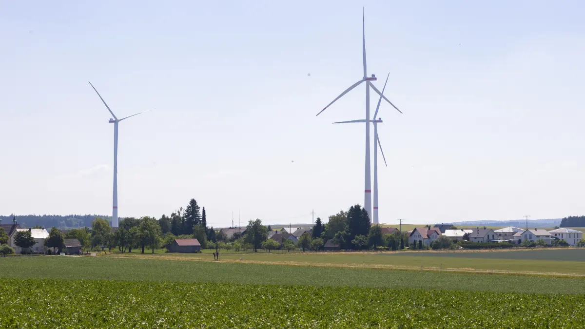 Windkraftanlagen bei Schalkstetten, im Vordergrund Waldhausen