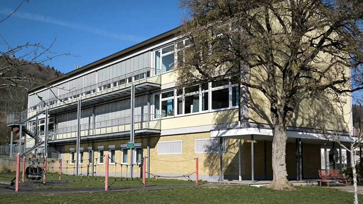 An der Südseite der Grundschule "Schlossgartenschule" in Straßberg soll der eingeschossige Speisesaal angebaut werden.