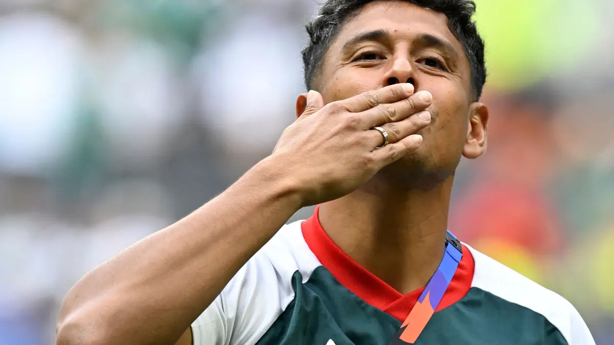 FBL-WC-2026-MATCH53-CZE-MEX: Mexico's midfielder #07 Luis Romo blows a kiss as he warms up ahead of the 2026 World Cup Group A football match between the Czech Republic and Mexico at the Mexico City Stadium in Mexico City on June 24, 2026. (Photo by Alfredo ESTRELLA / AFP)