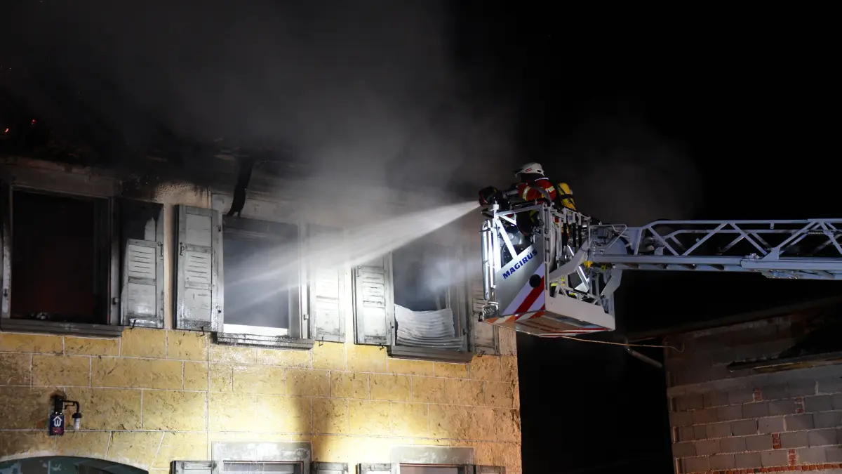 Ein verheerender Großbrand im Ehinger Teilort Schlechtenfeld hielt in der Nacht zum Donnerstag die Feuerwehren Ehingen und Munderkingen in Atem. Auch Rettungsdienst und Polizei waren mit starken Kräften im Einsatz.