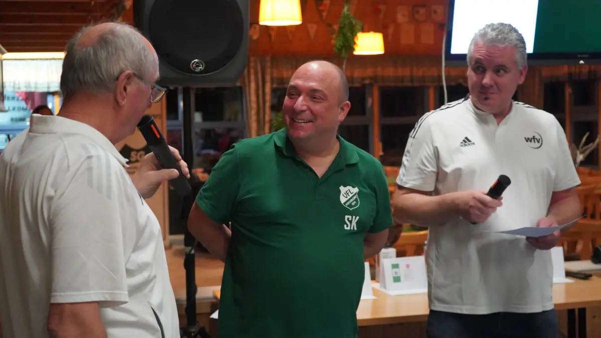 Damals hatte er noch gute Laune: Als Sieger des DFB-Ehrenamtspreises wurde Sven Katz vom VfL Hochdorf (Mitte) ausgezeichnet. Uli Bernhard (links) und Matthias Pakai (rechts) hatten ihn im Herbst des vergangenen Jahres die Ehrung vorgenommen.