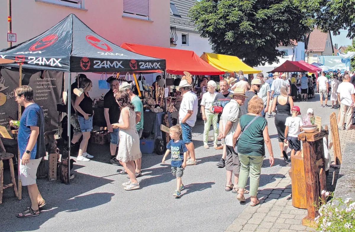 Historische Schlepper verschiedener Marken prägen am Sonntag das Ortsbild von Thanheim. Das Dorffest lockt mit Musik, Kulinarik und vielen Attraktionen zahlreiche Besucher an.Fotos: Jörg Wahl