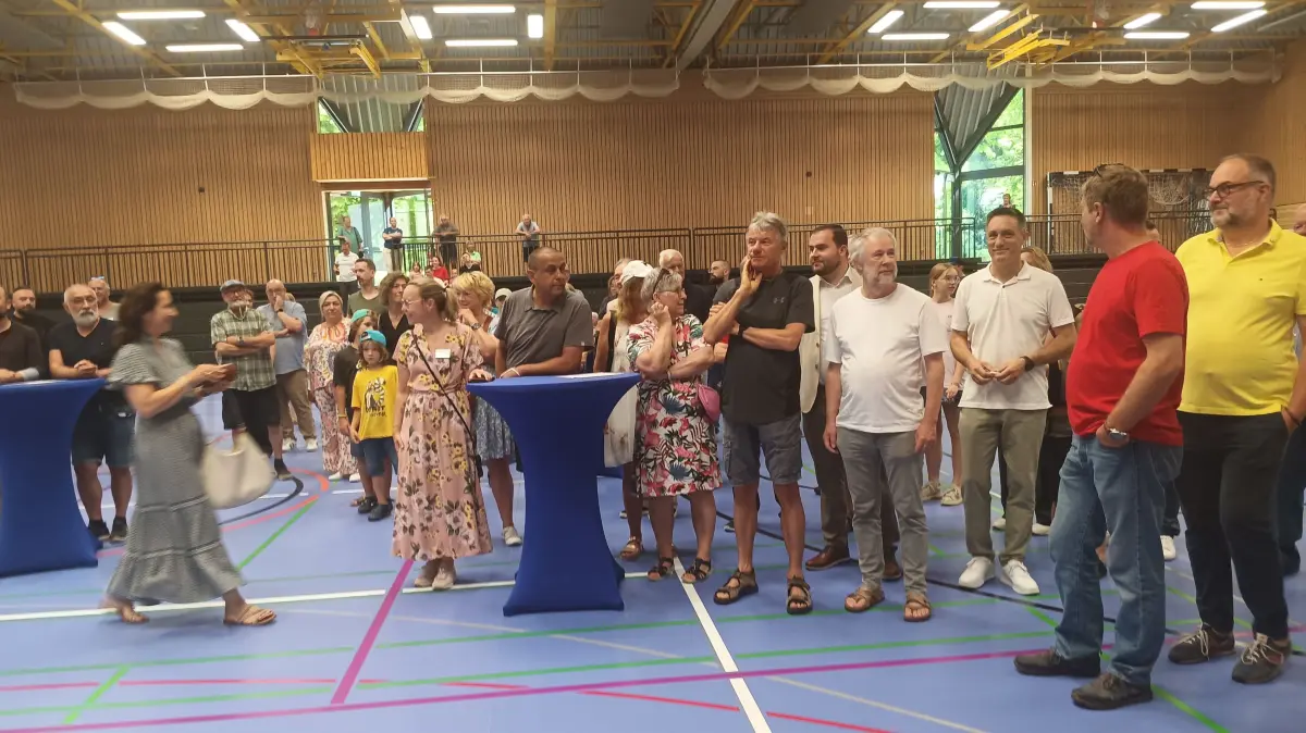 Viele Blaubeurer freuten sich über die Ansicht der frisch sanierten Dieter-Baumann-Halle. Sportler nützen sie inzwischen wieder.