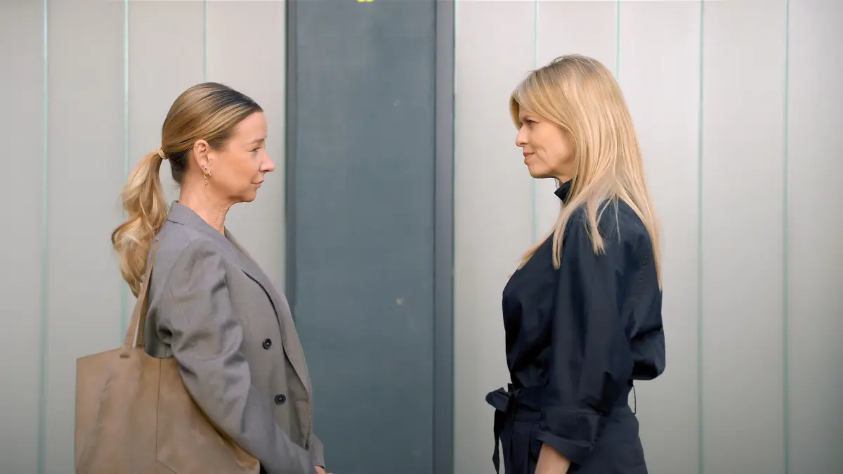 Patrizia (Miriam Lahnstein, r.) droht Ute (Isabell Hertel), falls sie Jori von ihrem Geheimnis erzählt. Doch Ute hält dagegen