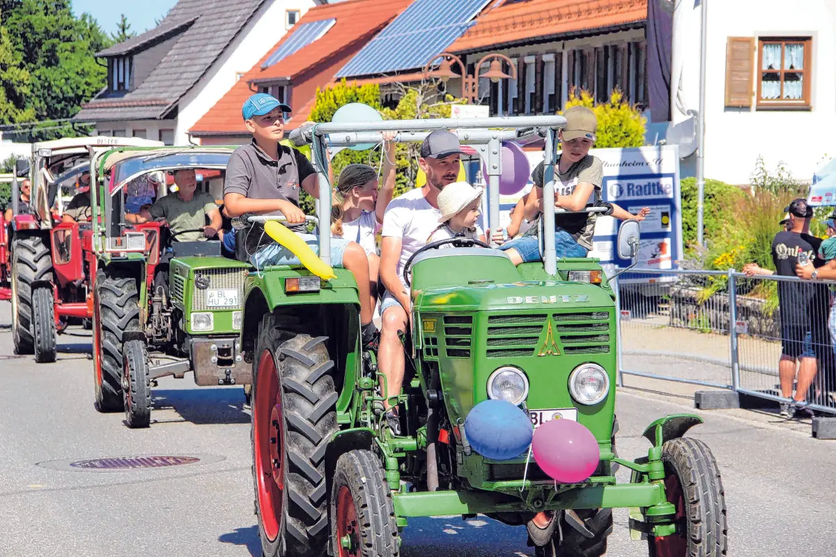 Die Schlepperparade mit rund 200 historischen Traktoren begeistert jedes Jahr zahlreiche Besucher in Thanheim. Foto: Jörg Wahl