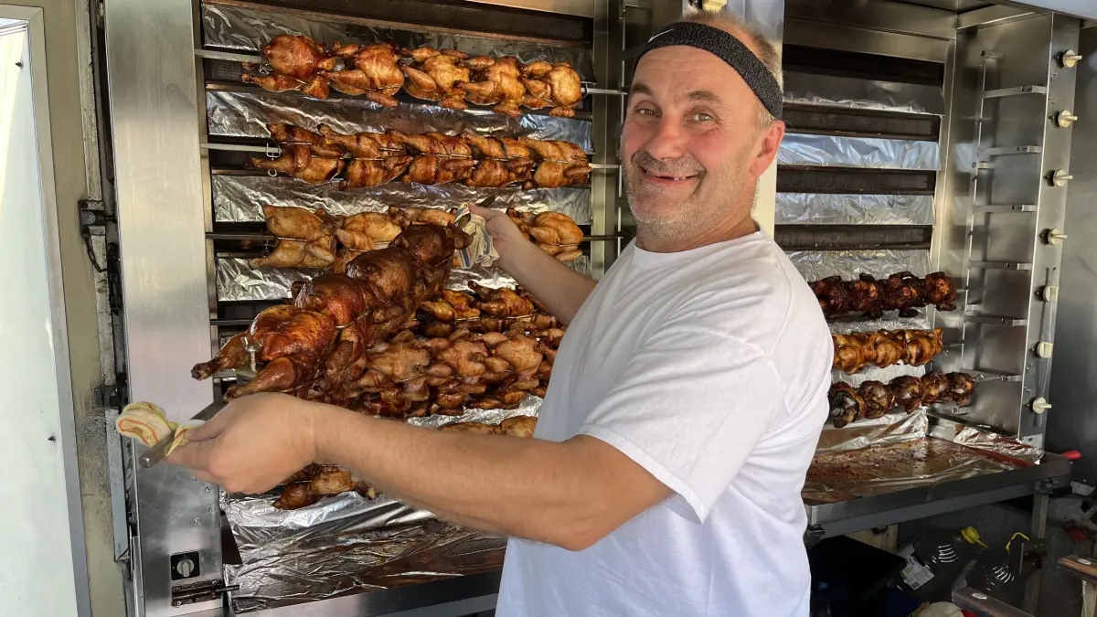Matthias Weiland verkauft jeden Donnerstag Grillhähnchen in Gaildorf.