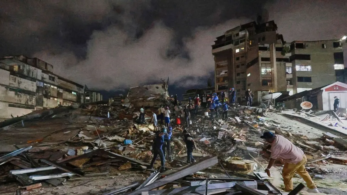 Rettungskräfte durchsuchen nach dem Erdbeben die Trümmer in der venezolanischen Hauptstadt Caracas.