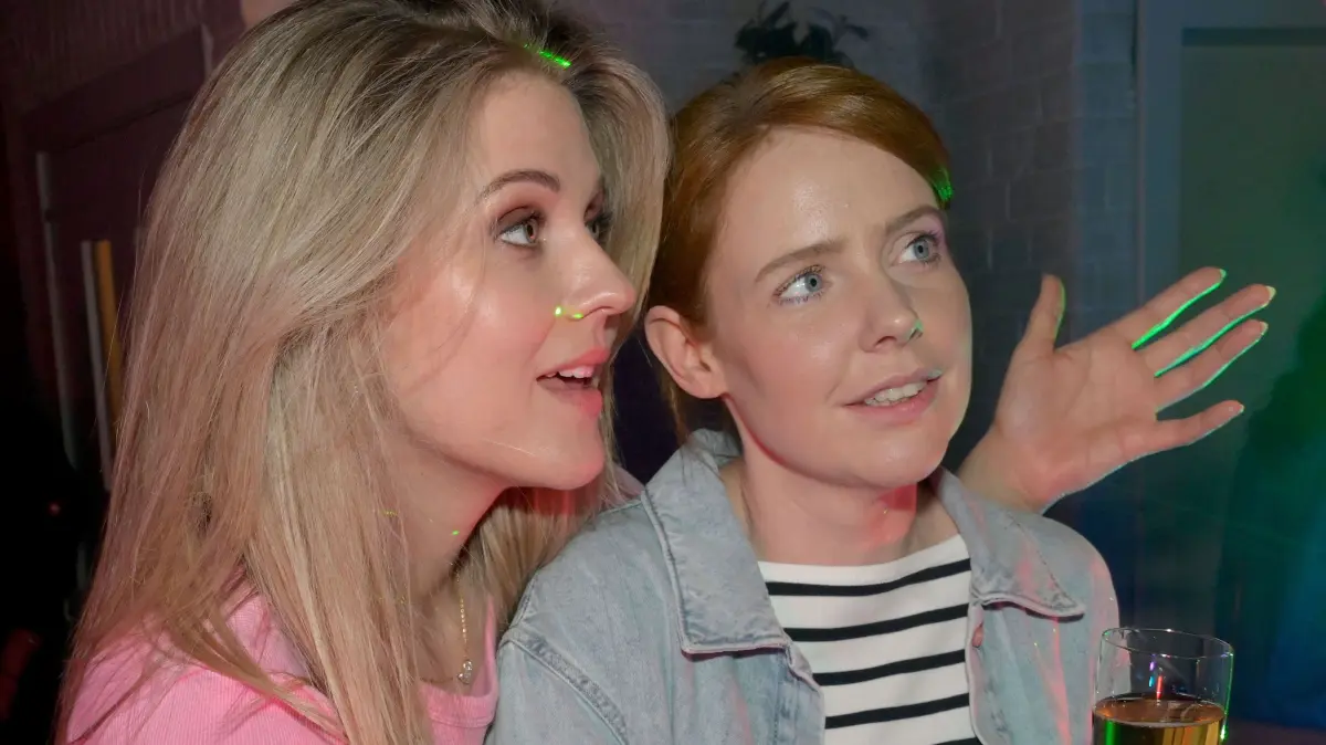 Alicia (Josefin Bressel, l.) und Toni (Olivia Marei) wollen unbeschwert feiern. Doch die Polizei crasht plötzlich die Party.