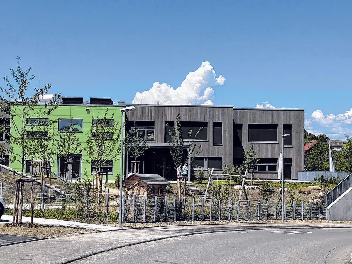 Die Holzfassade wird spielerisch unterbrochen von Fenstern in unterschiedlichen Formen. ⇥Fotos: Werner Bauknecht