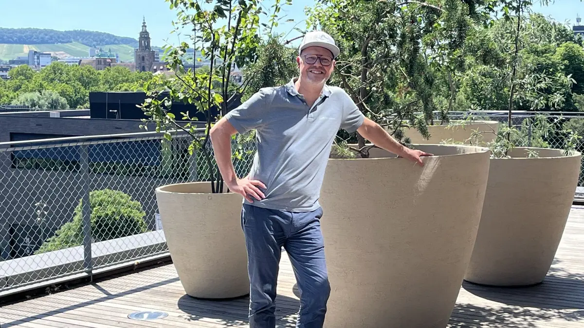 Mann mit Weitblick: Oliver Hanisch, Gründer der Campus Founders, auf der Terrasse des Gravity.