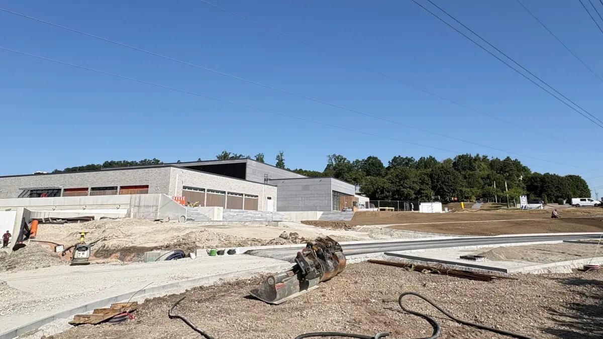 Mit Hochdruck gehen die Arbeiten am neuen Hallenbad in Crailsheim weiter und die Öffnung ist für Ende August geplant.