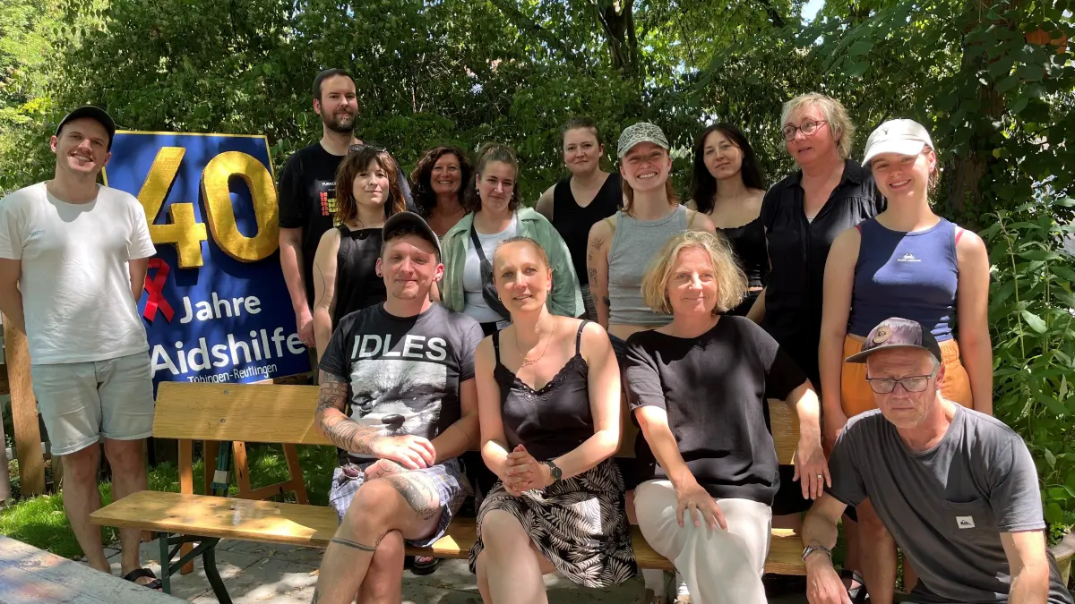 Die Mitarbeiter der Aidshilfe Tübingen: vordere Reihe (von links): Thomas Pfister, Brigitte Ströbele, Sophie Theissen, Steffen Güßmann. Dahinter stehend von links: Rebecca Pracht, Miriam Fetzer, Kathrin Miller, Kaja Kreiselmeier, Riccarda Freitag, Benjamin Friedmann. Hintere Reihe von links: Viola Schwarz, Anna Mayr, Sandra Kristen und Roland Fritsch.