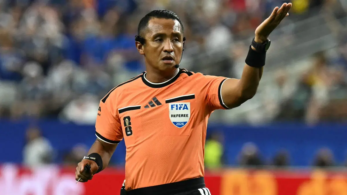 FBL-WC-2026-MATCH57-JPN-SWE: Salvadoran referee Ivan Barton gestures during the 2026 World Cup Group F football match between Japan and Sweden at the Dallas Stadium in Arlington on June 25, 2026. (Photo by Paul ELLIS / AFP)