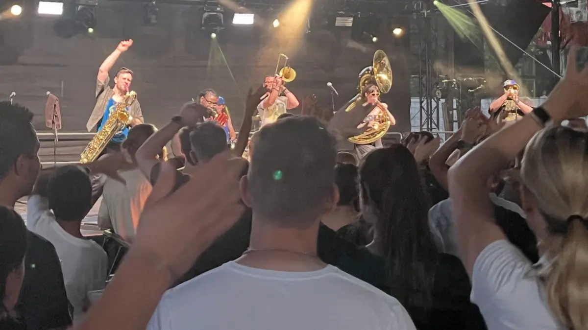Gute Stimmung in der Panzerhalle miz den Lucky Chops.