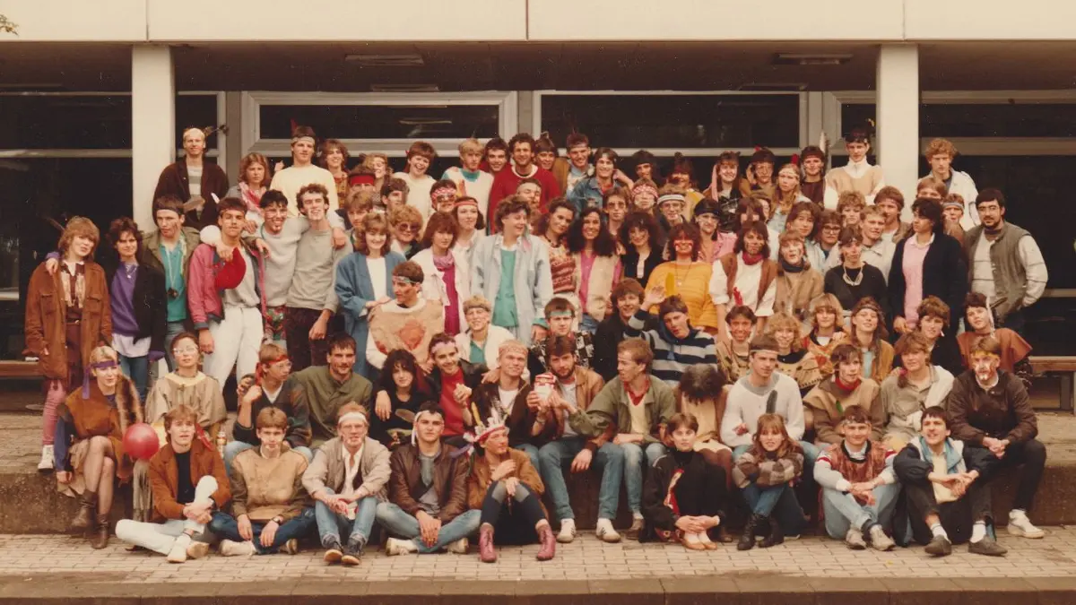 Vier Jahrzehnte ist das her: Der Abiturjahrgang 1986 des Gymnasiums Hechingen war noch ein richtiger Boomer-Jahrgang, nämlich 100 Köpfe stark. Jetzt gab es das Wiedersehen für mehr als 60 der Ehemaligen.
