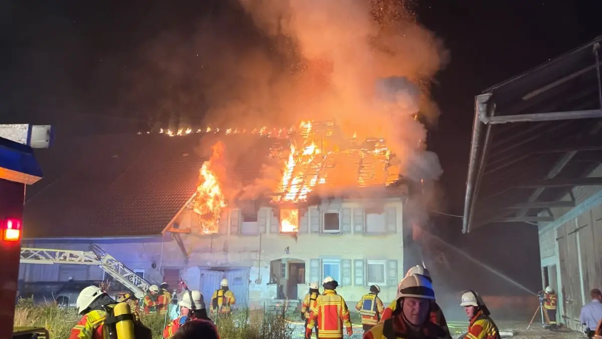 Beim Eintreffen der Feuerwehr stand das Gebäude bereits lichterloh in Flammen.