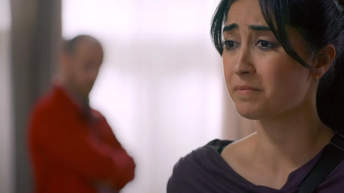 Esma (Özge Delioglan) ist von Schuldgefühlen geplagt und greift überfordert die Flucht. Hinten Tobias (Patrick Müller)