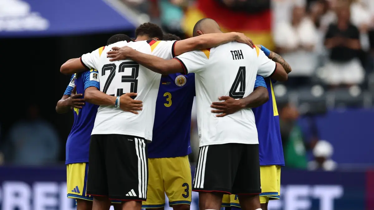 Gemeinsames Gebet bei Fußball-WM: ARCHIV - 14.06.2026, USA, Houston: Fußball, Männer: WM, Deutschland - Curaçao, Vorrunde, Gruppe E, 1. Spieltag, Houston-Stadion. Kenji Gorré (l-r, Curaçao), Shurandy Sambo (Curaçao), Felix Nmecha (Deutschland), Juriën Gaari (Curaçao), Jonathan Tah (Deutschland) und Gervane Kastaneer (Curaçao) stehen nach dem Spiel gemeinsam auf dem Feld. (zu dpa: «Die Glaubensfrage: Warum Religion diese Fußball-WM prägt») Foto: Christian Charisius/dpa +++ dpa-Bildfunk +++