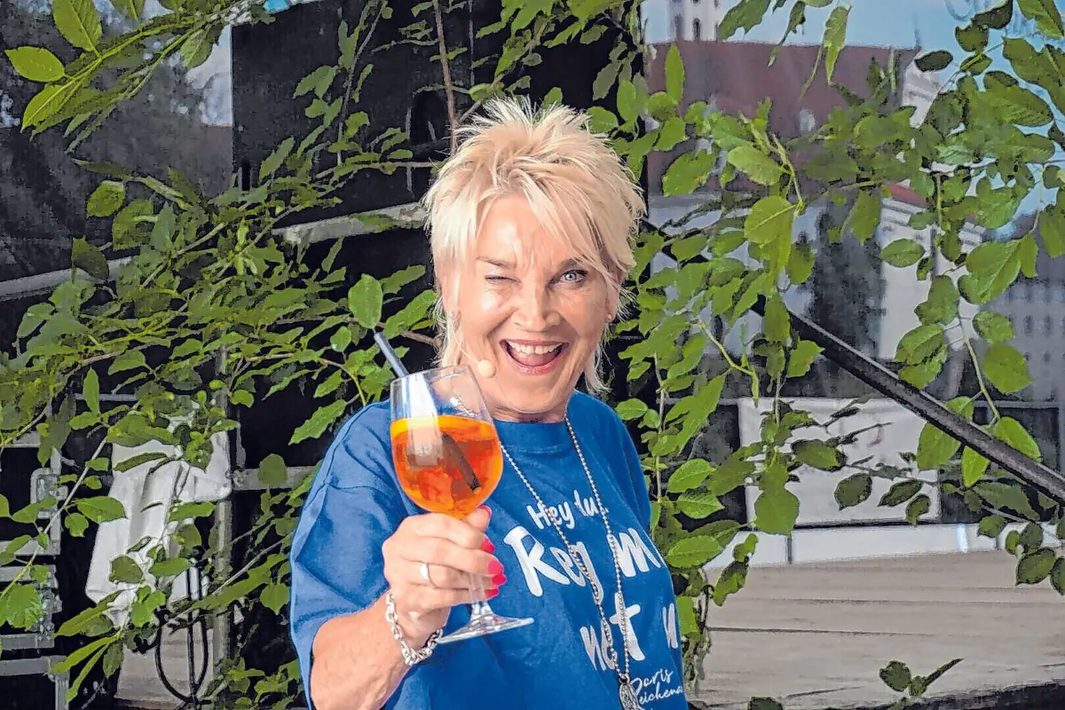 Mit dem Auftritt von Kabarettistin Doris Reichenauer wird es bestimmt ein heiterer Abend im Festzelt werden.