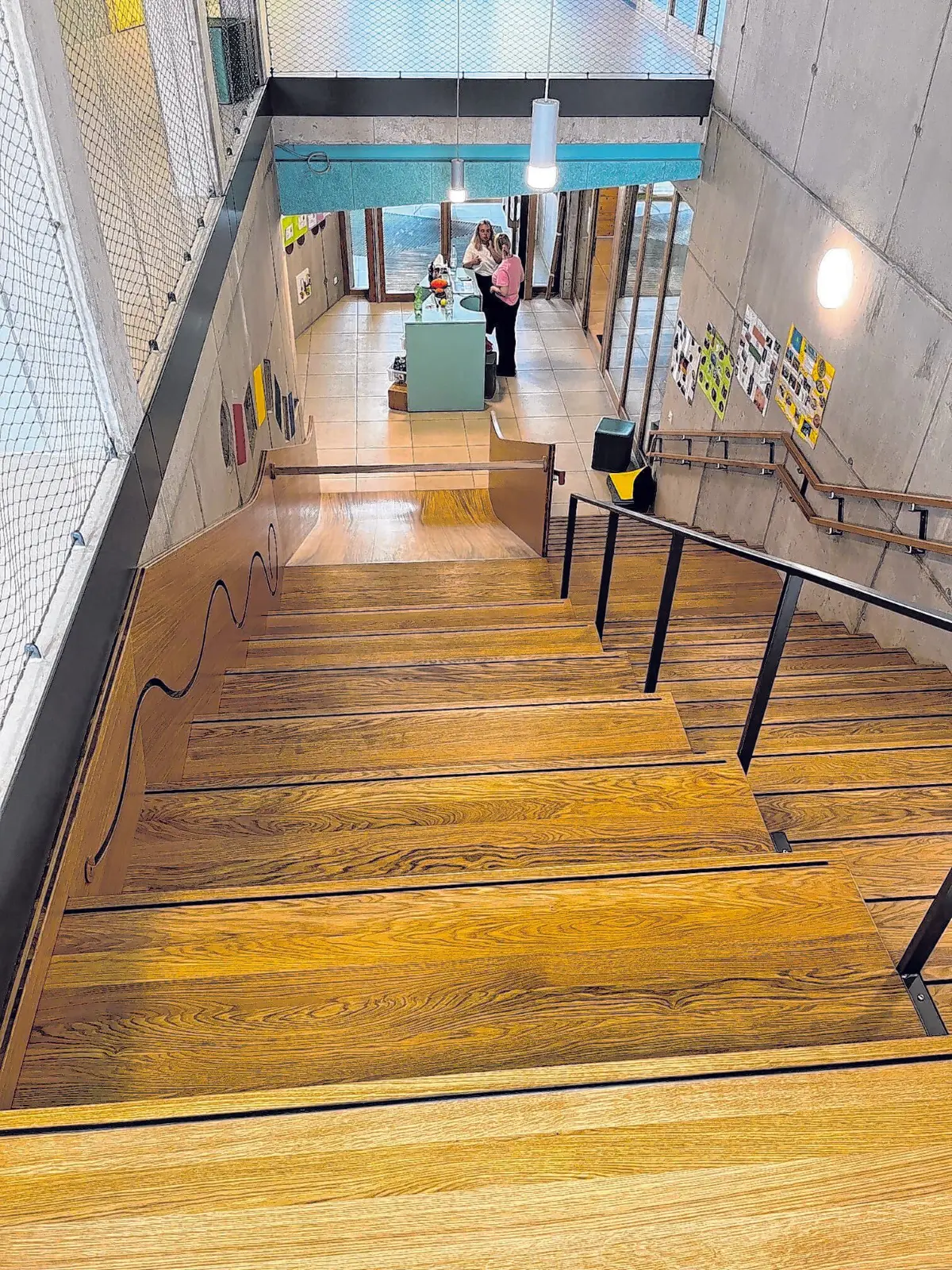 Vom Eingangsbereich aus führt eine breite Treppe ins Obergeschoss, während der Abstieg abschnittsweise als Rutsche gestaltet ist – die sogenannte „Spieltreppe“.