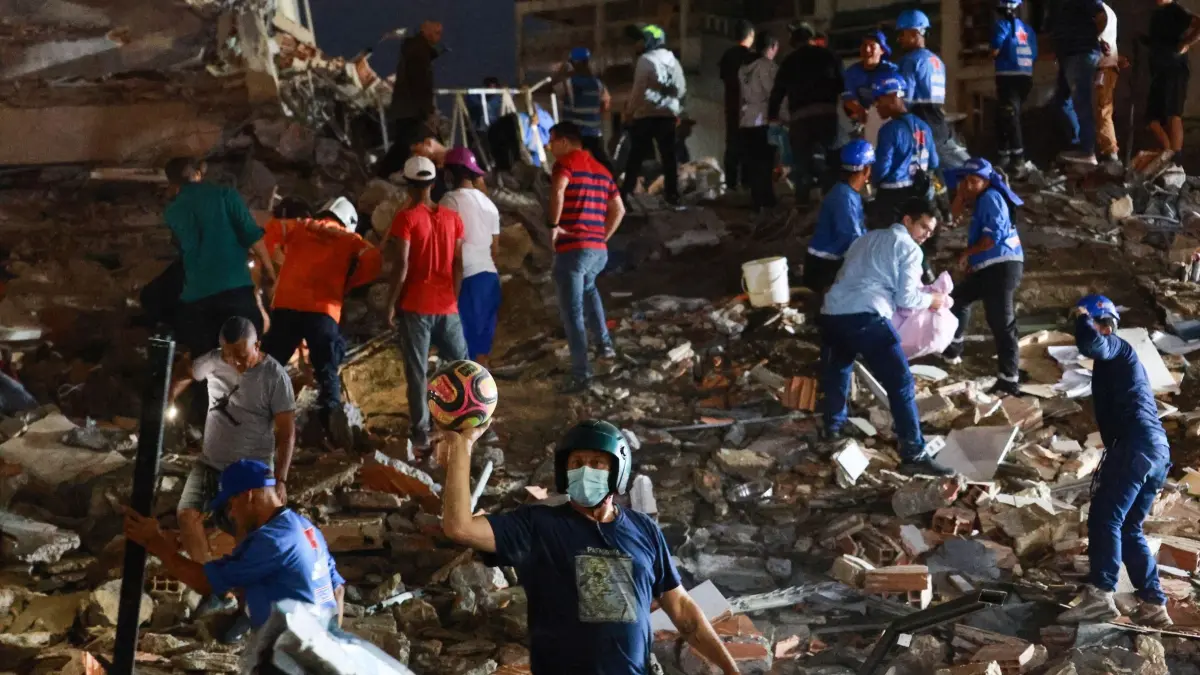 Erdbeben in Venezuela: 24.06.2026, Venezuela, Caracas: Rettungskräfte durchsuchen nach Erdbeben die Trümmer. Foto: Javier Campos/AP/dpa +++ dpa-Bildfunk +++