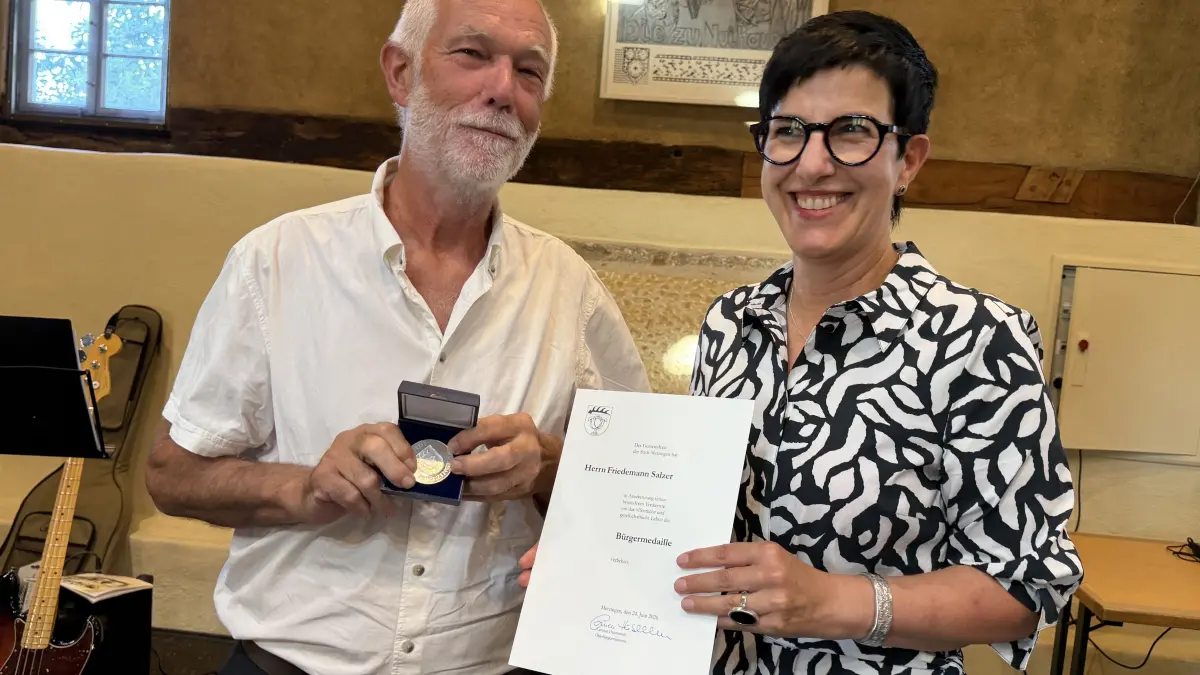 Friedemann Salzer erhält die Bürgermedaille. Metzingens Oberbürgermeisterin Carmen Haberstroh überreicht ihm die Urkunde.