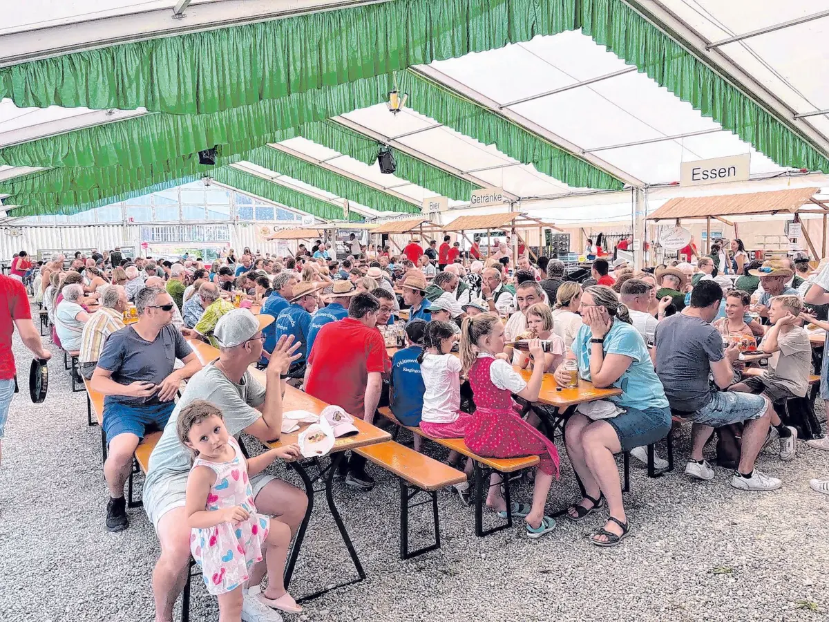 Viele Besucher genießen die Unterhaltung und die Verköstigung beim Schinderwasenfest des MV Hochsträß.