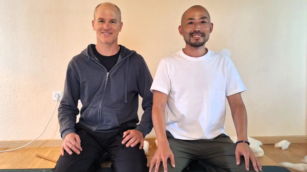 Der Schüler und sein Meister: Christopher Ainslie hat sich in Japan in die jahrhundertealte Tradition einweisen lassen.