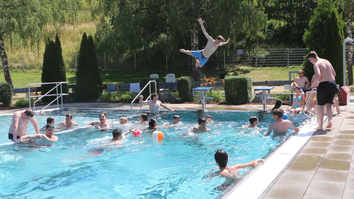 Im kühlen Nass des Goldbacher Freibades lässt sich die Hitze ertragen: Die Neuntklässler der Realschule am Karlsberg haben ihren Wandertag kurzfristig durch einen Badevormittag ersetzt.
