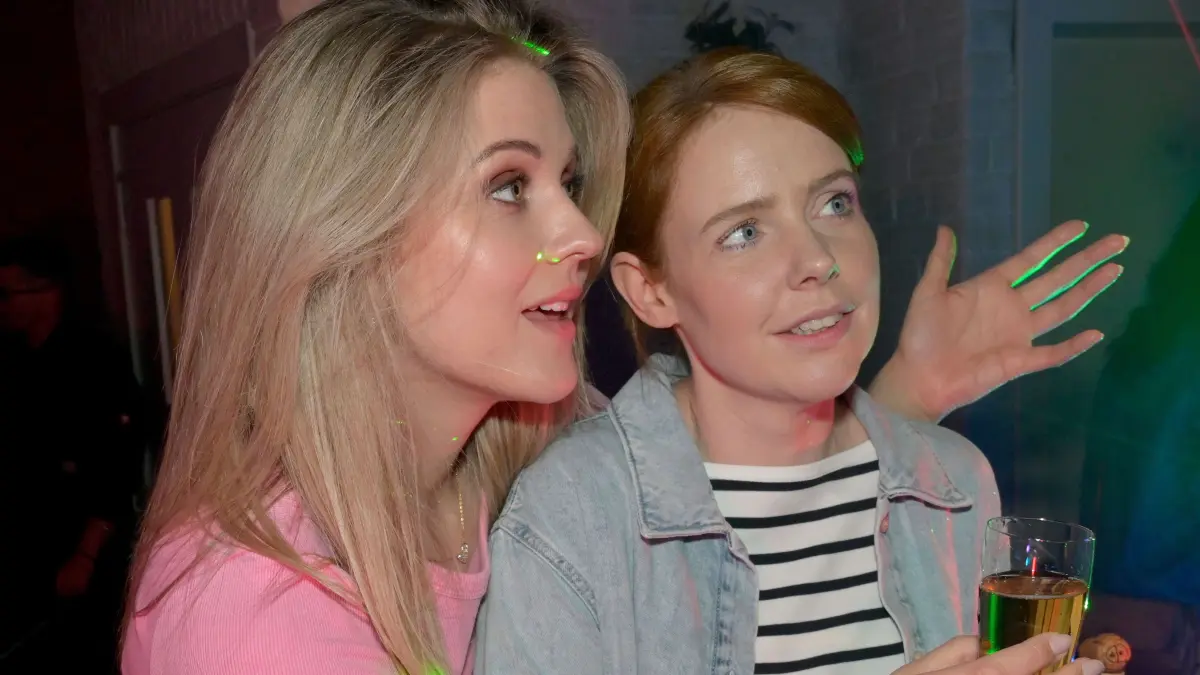 Alicia (Josefin Bressel, l.) und Toni (Olivia Marei) sorgen mit ihrer Party für Ärger.