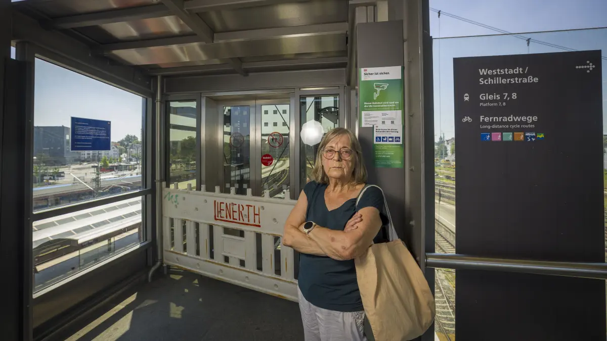 Frau bleibt am Ulmer Bahnhof im Fahrstuhl stecken