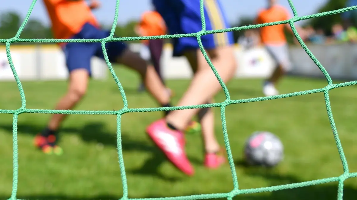 Kinder spielen Fußball