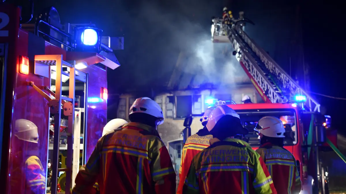 Ein verheerender Großbrand im Ehinger Teilort Schlechtenfeld hielt in der Nacht zum Donnerstag die Feuerwehren Ehingen und Munderkingen in Atem. Auch Rettungsdienst und Polizei waren mit starken Kräften im Einsatz.