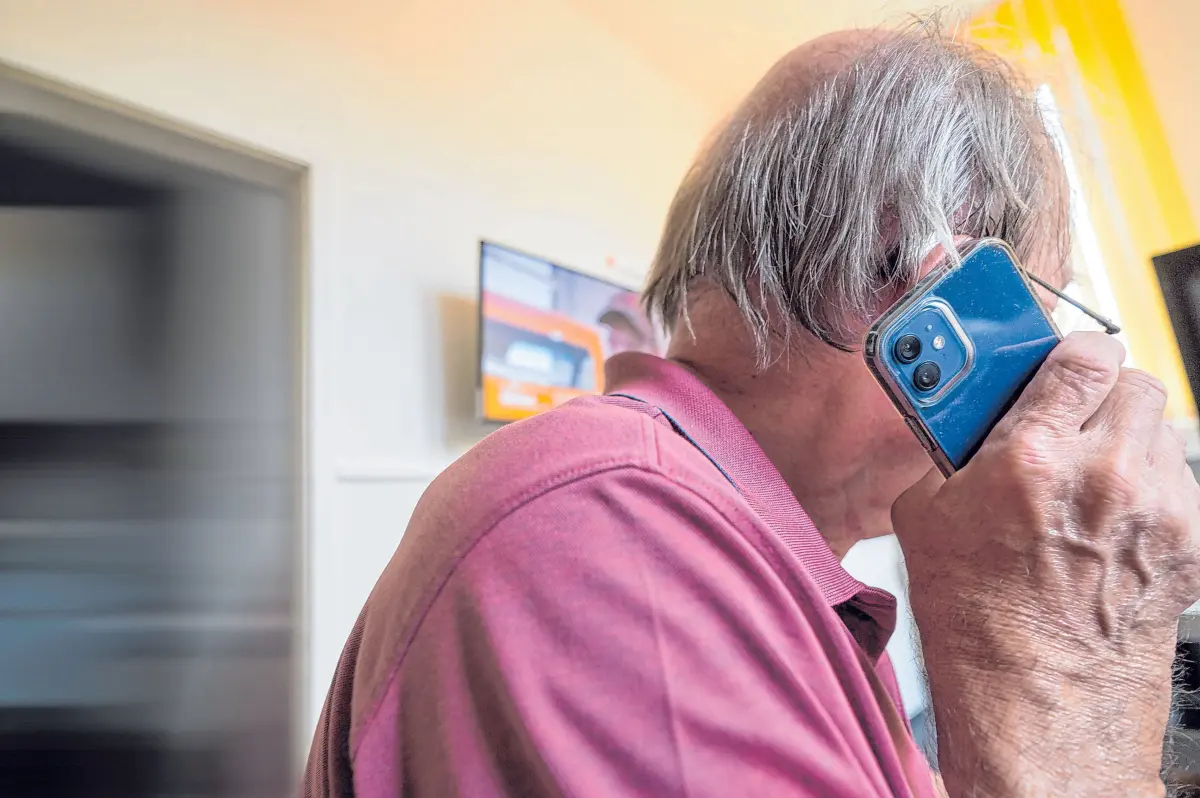 Am Telefon wird häufig der sogenannte „Enkeltrick“ angewandt – besondere Vorsicht ist geboten. ⇥Foto: Giacinto Carlucci