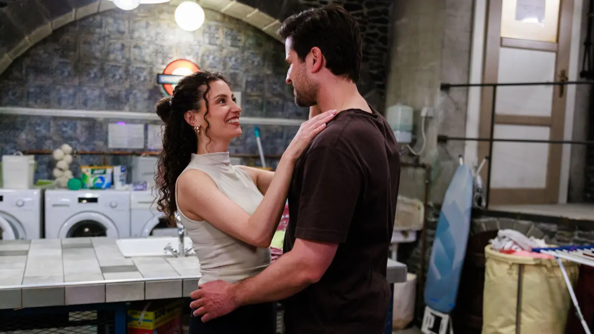 Zwischen Naomi (Nadine Menz) und Paco (Milos Vukovic) entsteht ein naher Moment.