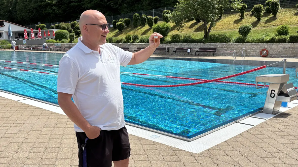 Bademeister Uwe Tänzel hält eine Wasserprobe in der Hand: Mindestens dreimal am Tag muss die Wasserqualität überprüft werden.
