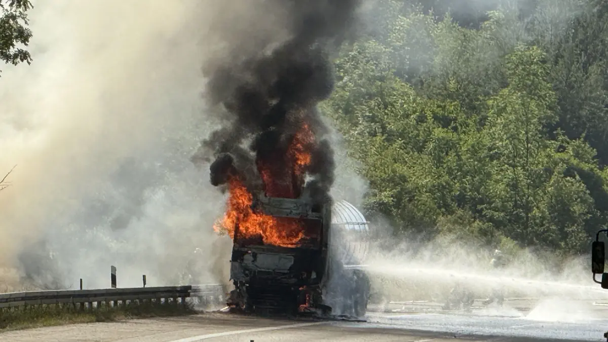 Aichelberg A8: Brand Eines LKW - Feuerwehr im Grosseinsatz: Polizei Ulm Fototermin: (GP) Aichelberg A8 bei km 165, 9:09 Uhr , Fahrtrichtung Stuttgart, Fahrzeugbrand eines Tanklastzugs, keine Verletzten, beide Fahrtrichtungen komplett gesperrt, Feuerwehr vor Ort, Info folgt.