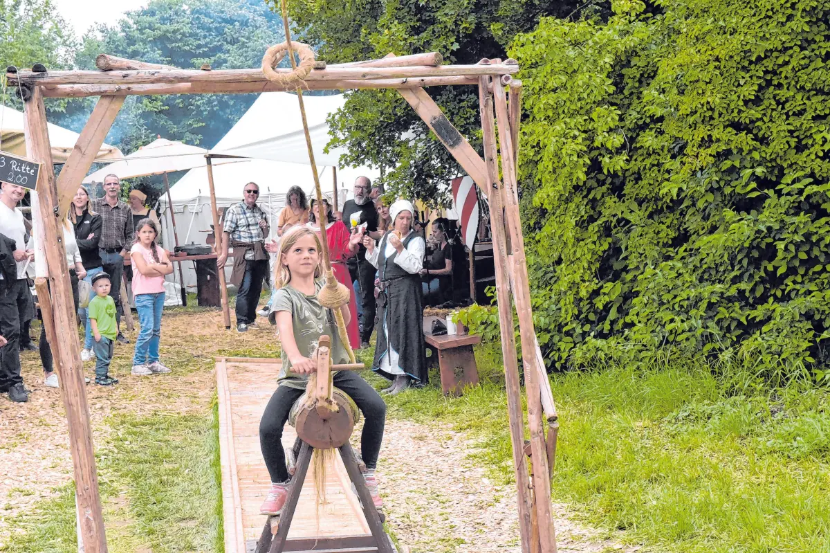Einen Ausflug ins Mittelalter bieten die beliebten Ritterspiele beim Ulrichsfest.⇥