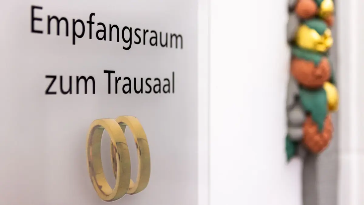 Trausaal: ARCHIV - 01.08.2023, Hessen, Kassel: Schild am Eingang zum Empfangsraum zum Trausaal im Rathaus des Stadt Kassel. (zu dpa: «Historisches Tief bei Zahl der Hochzeiten - mehr Scheidungen») Foto: Christian Lademann/dpa +++ dpa-Bildfunk +++
