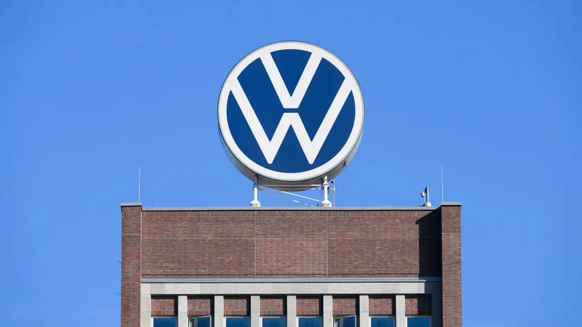 Volkswagen: ARCHIV - 07.09.2023, Niedersachsen, Wolfsburg: Das VW-Logo steht auf dem Markenhochhaus im Volkswagen Stammwerk. (zu dpa: «Bericht: VW will weitere 50.000 Stellen streichen») Foto: Julian Stratenschulte/dpa +++ dpa-Bildfunk +++